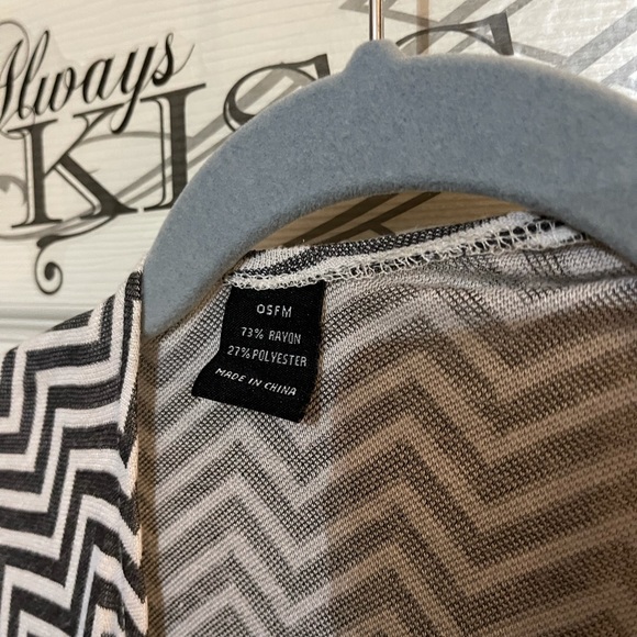 Grey & White Chevron Shall - Picture 5 of 9